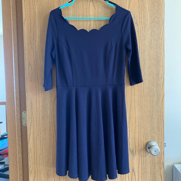 Lulu’s Medium Scalloped Scoop Neck MIDI dress - Picture 2 of 16